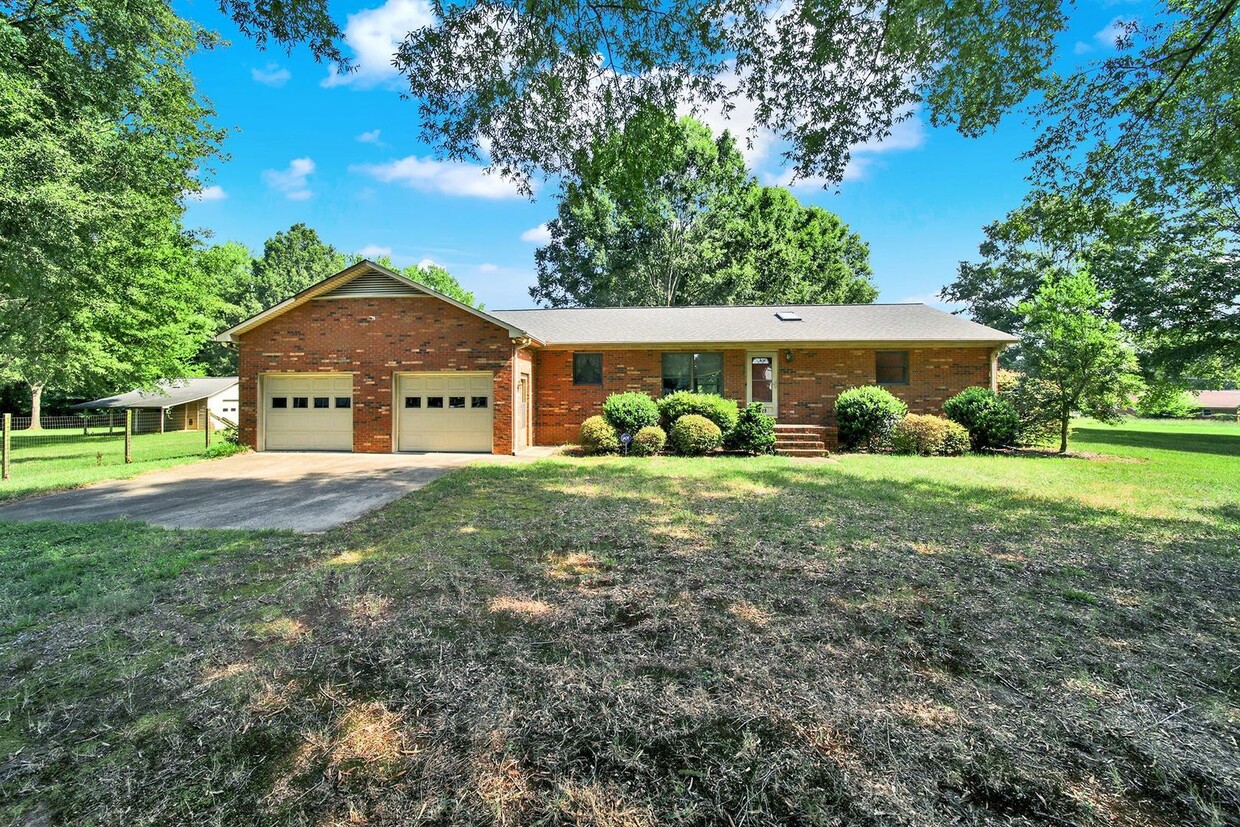 Primary Photo - Lovely 3 Bed 2 Bath Ranch Home on Large Lot!