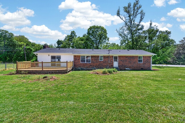 Building Photo - 960 Plum Springs Rd