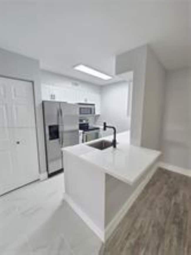 Building Photo - 2831 N Oakland Forest Dr