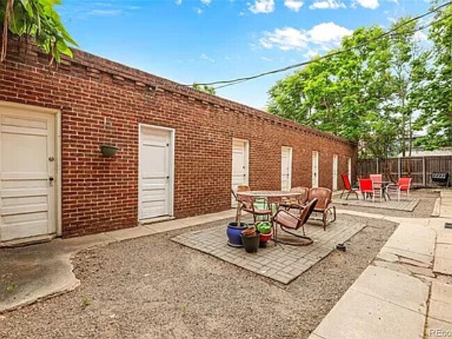 Building Photo - Incredible modern 1 bedroom Condo in Capit...