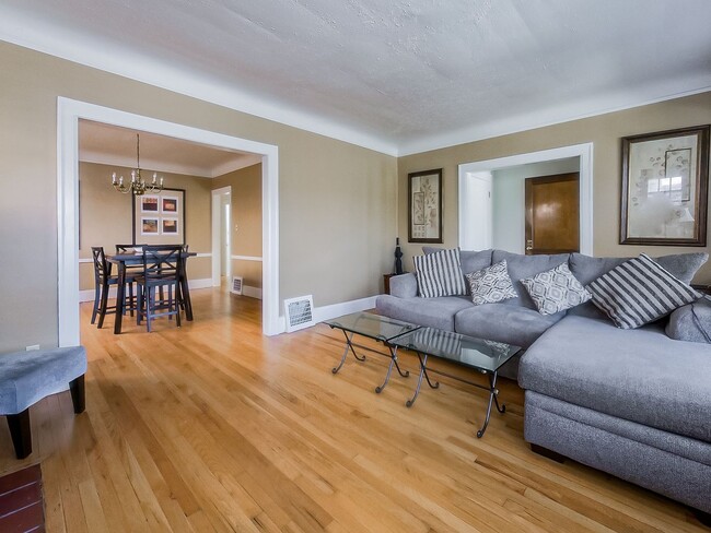 Building Photo - Welcome to this charming 2 bedroom, 1 bath...