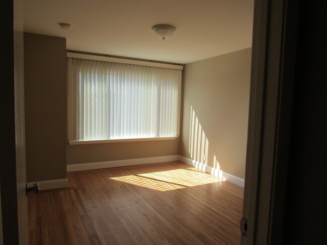 Bedroom - 695 38th Ave