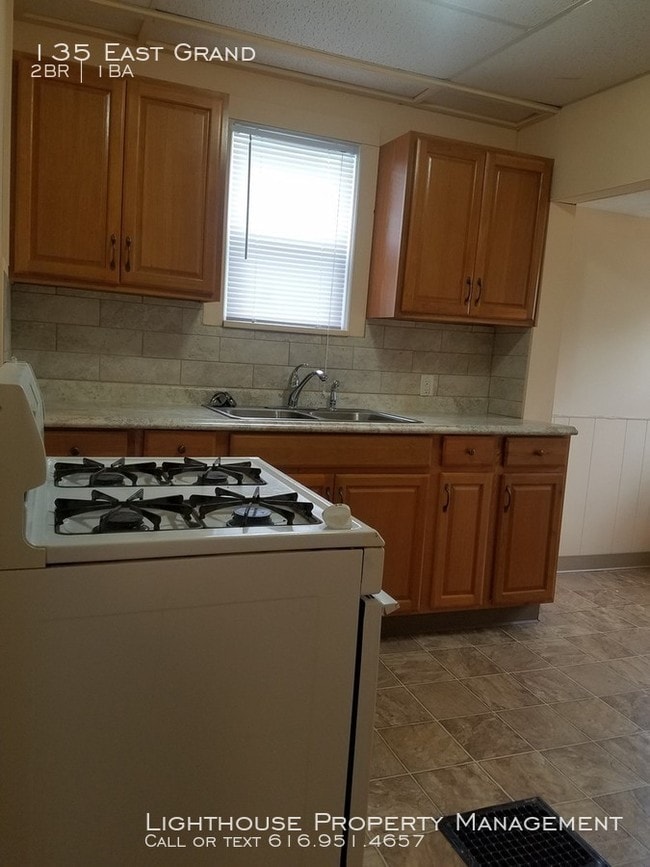 Building Photo - Two Bedroom Duplex in Muskegon