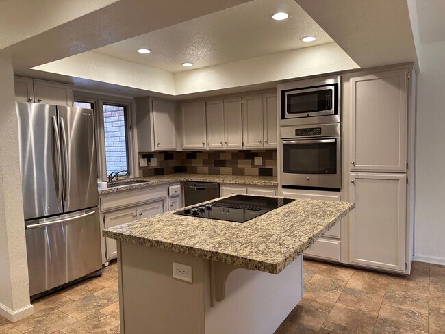 Foto del edificio - Stunning updated condo with tranquil golf ...