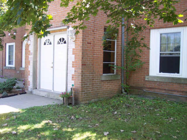 Primary Photo - 1426 W River Rd