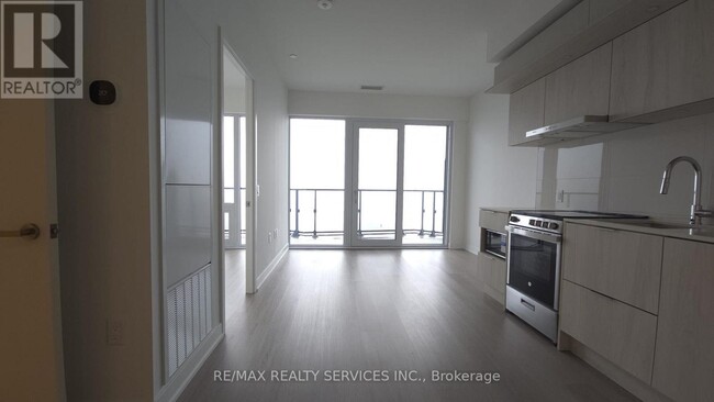 Building Photo - 448 Burnhamthorpe Rd W