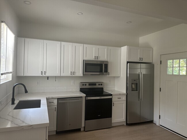 Building Photo - 36 Saxon Heights
