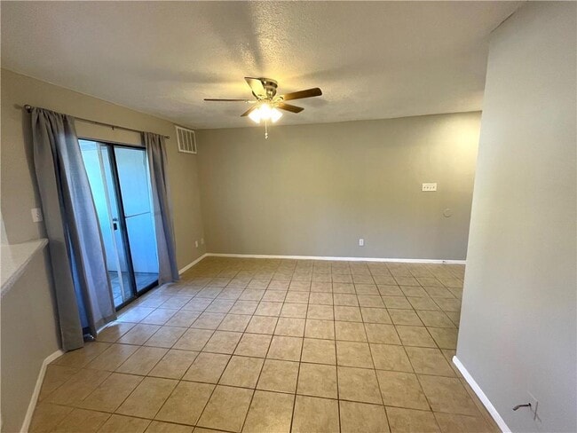 Foto del edificio - 2500 Burleson Rd