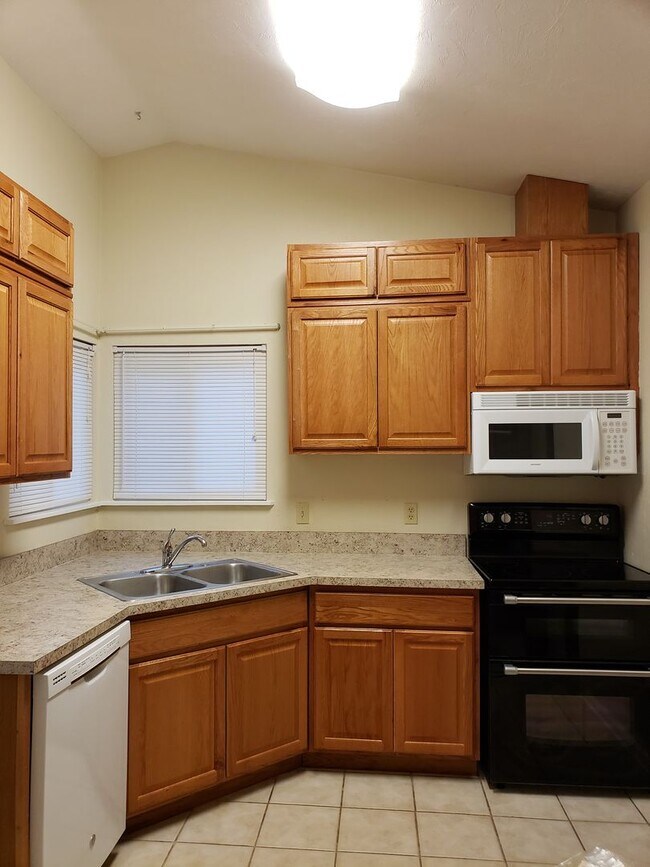 Building Photo - 2 Bedroom for rent January 2026 in NE Tall...