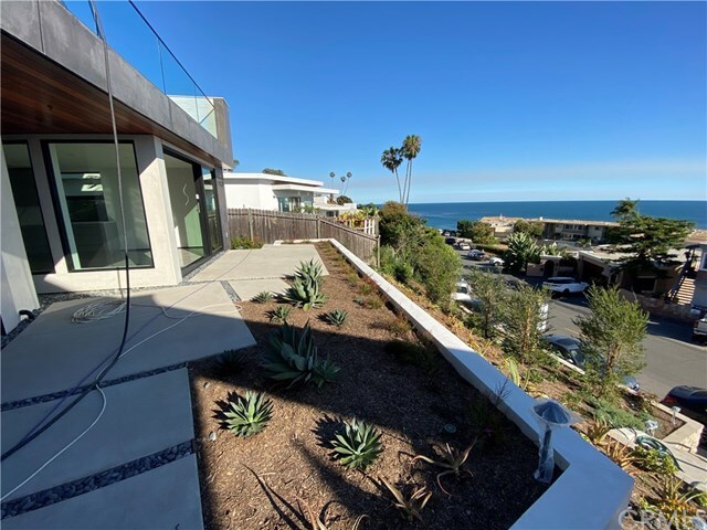 Building Photo - 673 N Coast Hwy