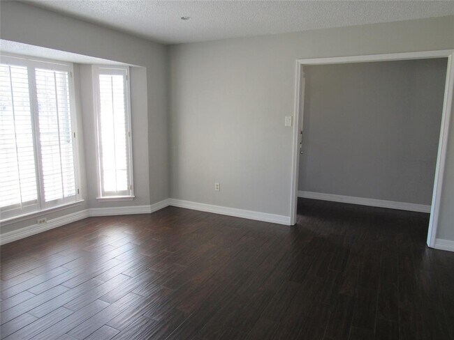 Foto del edificio - 3208 Yost Blvd