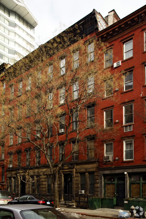 Building Photo - 215 E 5th St