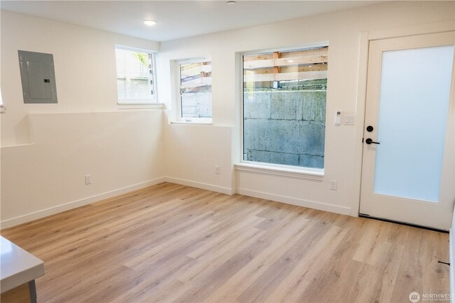 Building Photo - 2Bd/1.75Ba Seattle Townhome