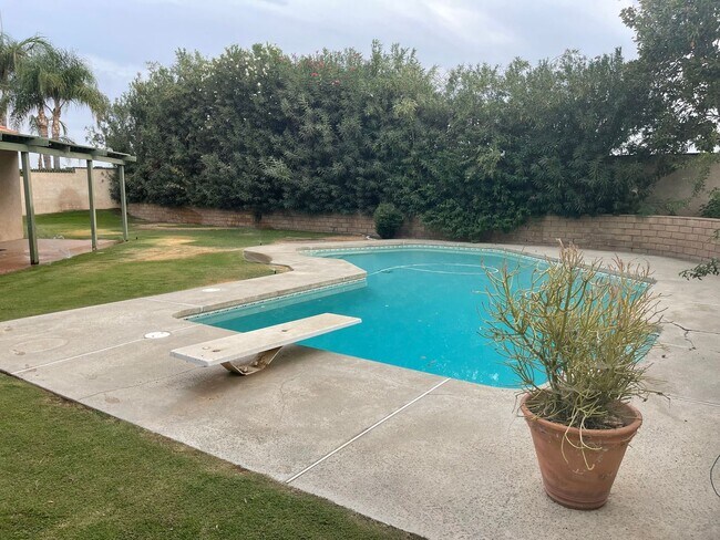 Building Photo - 3 Bdrm, 2 Bath Located in Stockdale West w...