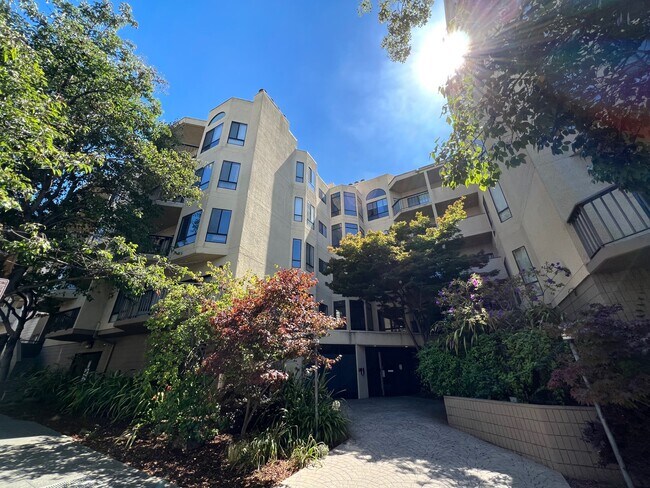 Building Photo - 330 Park View Ter