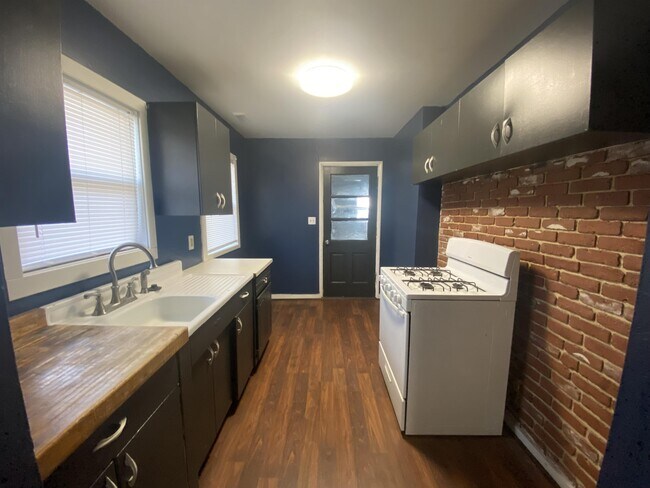 Building Photo - 2517 Moundview Dr