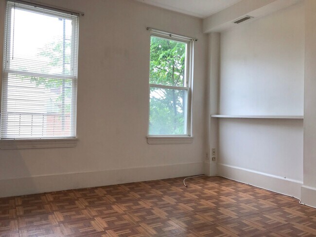 Foto del edificio - 215 W 9th St