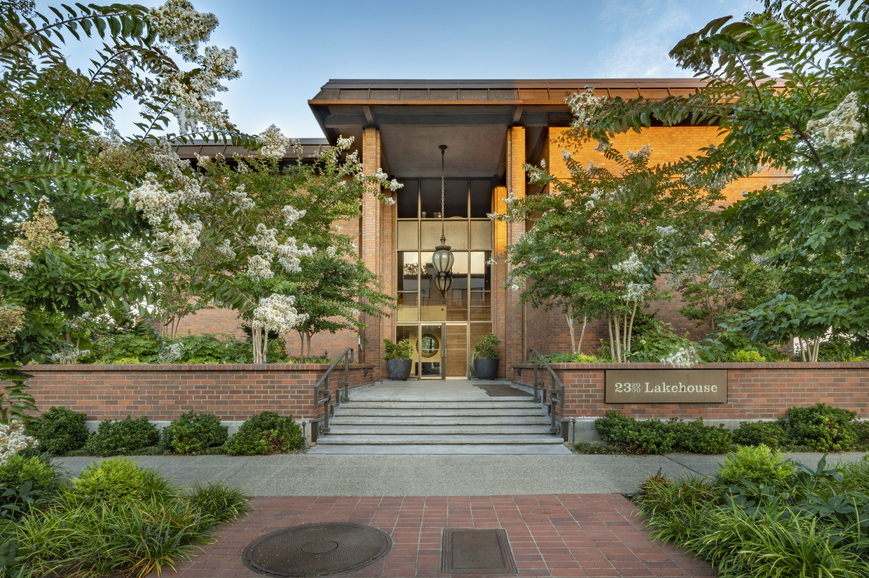 Foto principal - 2320 43rd Ave E