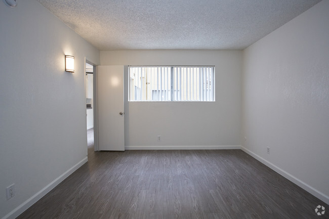 1BR, 1BA - 720 - Hollywood Royale Apartments