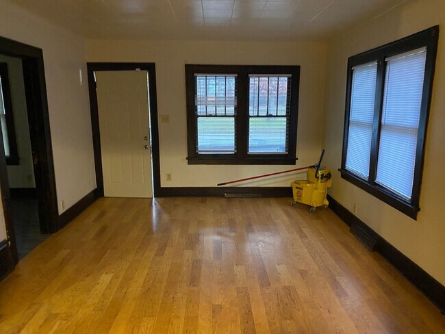 Foto del edificio - 2 Bedroom 1 bath with fenced in backyard $1200/mo