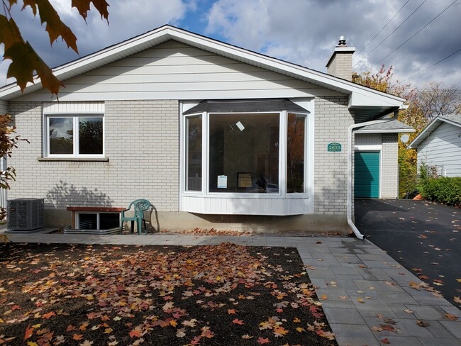 Building Photo - 2632 Hickson Cres
