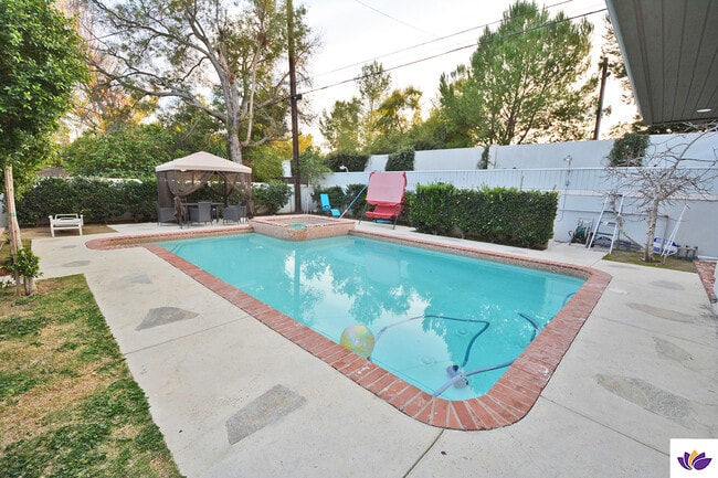 Building Photo - 5953 Hillview Park Ave