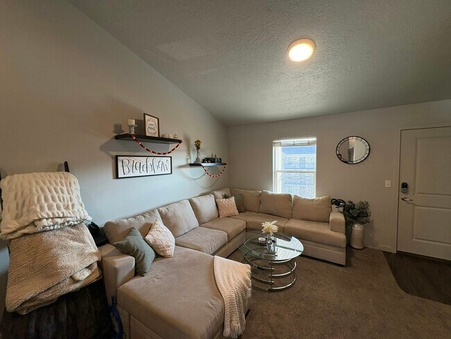 Foto del edificio - 64 W 600 S