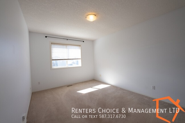 Building Photo - 3 Bedroom House With Yard, Lawn Care and Snow Removal Included