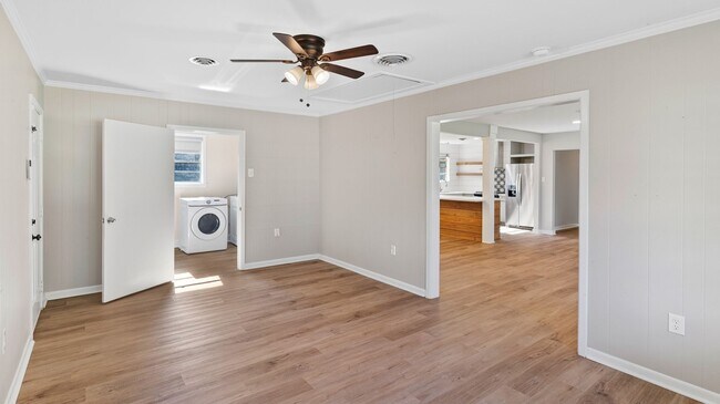 Building Photo - 3 Bedroom House in Mid-City