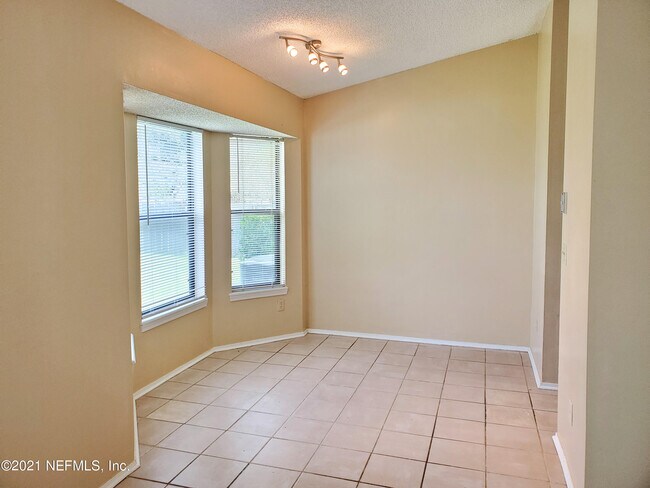 Building Photo - 9707 Villiers Dr N