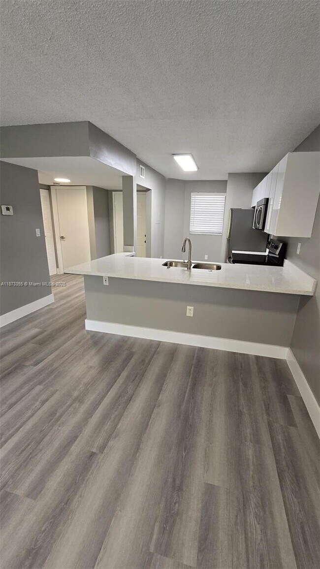 Foto del edificio - 9934 Nob Hill Ln