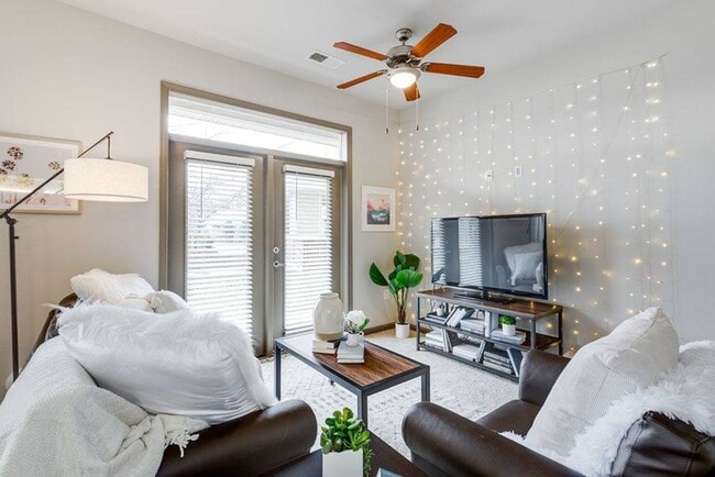 Building Photo - The James