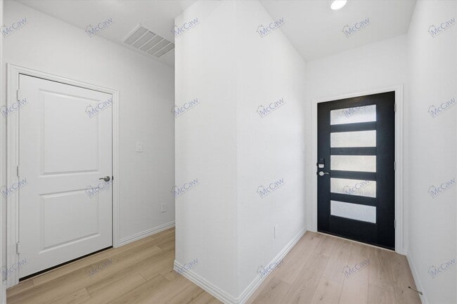Building Photo - 713 Leavenworth Dr