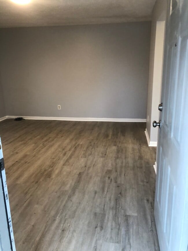 Building Photo - 2686 Woodhill Dr