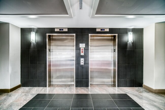 Building Photo - 333-333 Main Ave