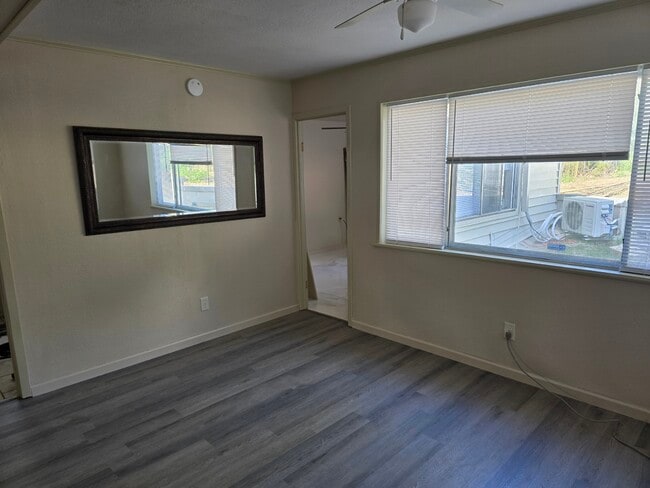 Building Photo - 1023 3rd St
