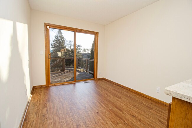 Foto del edificio - 6760 Cottonwood Ln N