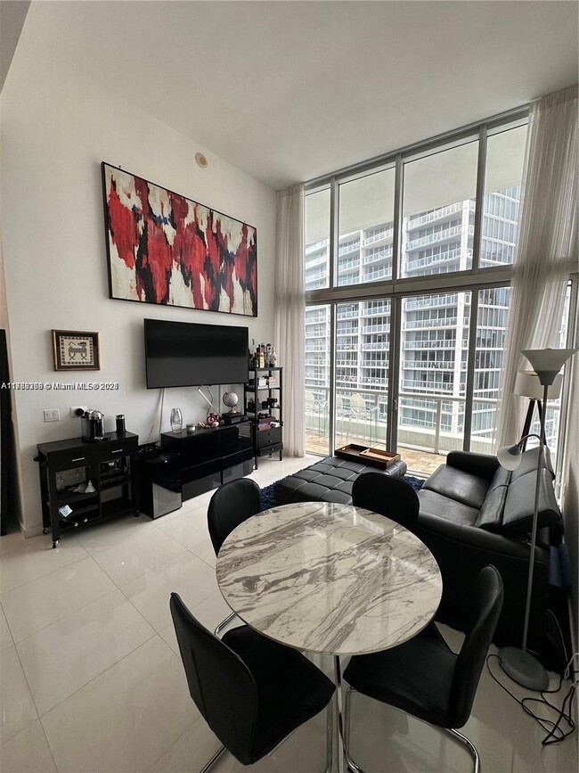 Foto del edificio - 475 Brickell Ave