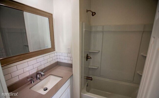 Building Photo - 2 br, 2 bath Townhome - 5811 W Patterson Ave