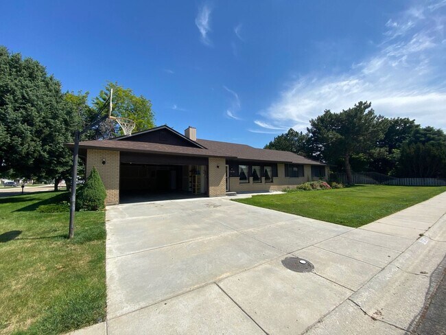 Building Photo - Beautiful Ranch Style Home