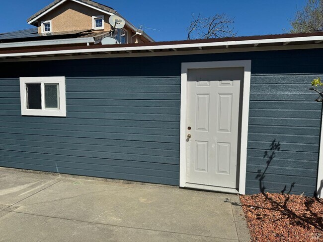 Building Photo - 2912 Rebecca Dr
