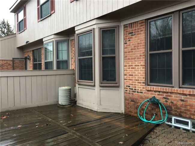 Building Photo - 7360 Meadowridge Dr