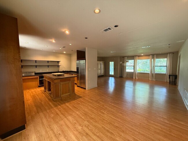 Building Photo - 303 Interbay Ave