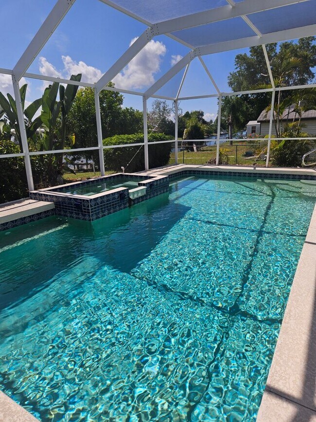 Foto del edificio - Port Charlotte Waterfront salt water pool annual rental