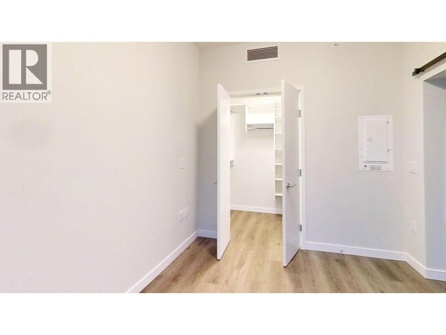 Building Photo - 3430 E Kent Avenue S