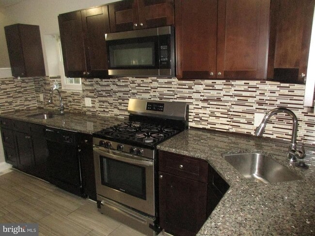 Foto del edificio - 3317 Devonshire Dr