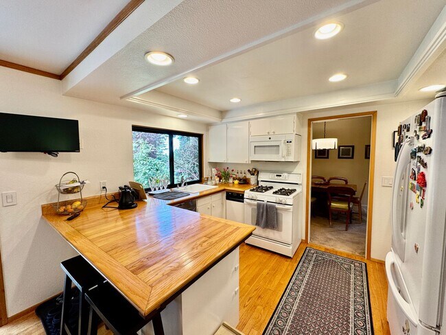 Foto del edificio - Bellevue Home On Corner Lot
