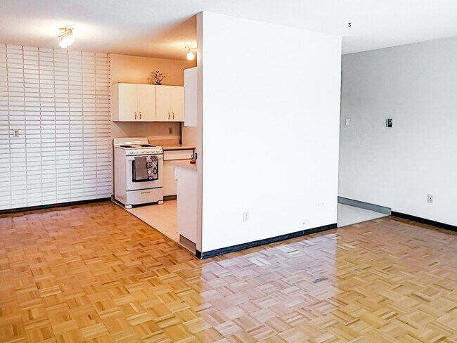 L'agencement à aire ouverte des appartements 1025 Munroe relie parfaitement le salon, la salle à manger et la cuisine pour une expérience de vie moderne. - Munroe Manor