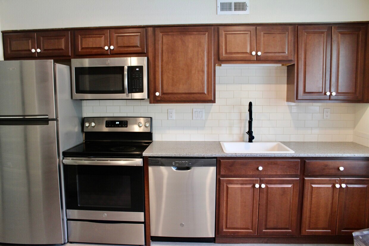Foto principal - 9330 E Girard Ave