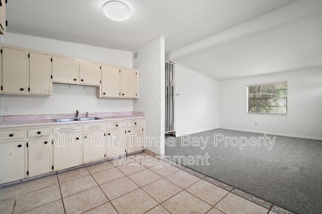 Photo - 1541 W La Salle St House